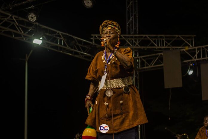 Mariam Bagayoko sur scène. Crédit photo : Festival Balani Dogokoun